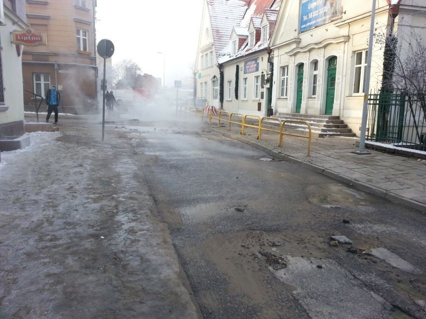 Pękła rura ciepłownicza przy ul. Pobiedzisko na Siedlcach. Trzy osoby ranne, problemy z dostawą wody