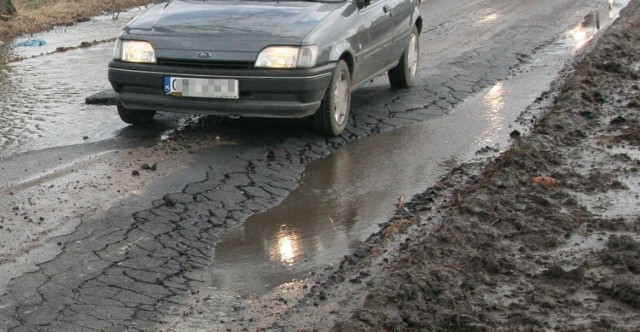 Zniszczone drogi gminy próbowały naprawiać na własną rękę. Pieniędzy wystarczało jedynie na doraźne remonty