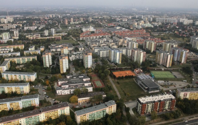 Użytkowanie wieczyste dotyczy głównie starszych osiedli. Jedni płacą kilkanaście złotych, inni kilkaset. Opłata zależy od wielkości mieszkania i działki, wartości tej ostatniej i udziału w gruncie