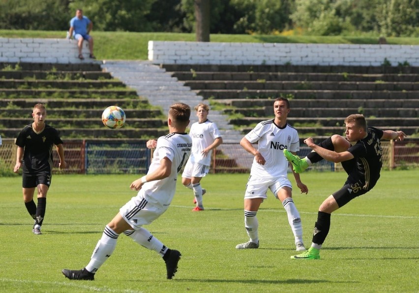 Piłkarze Górnika Zabrze (czarne stroje) byli najlepsi w...