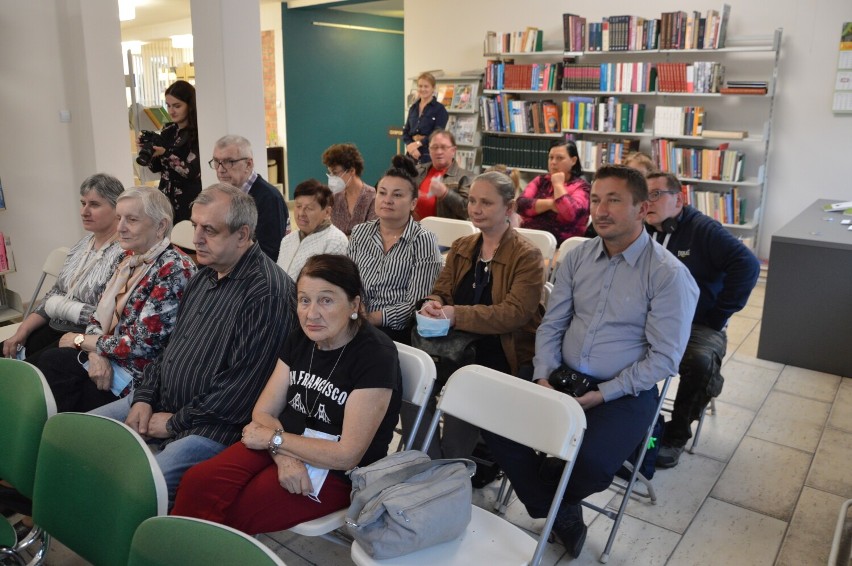 Spotkanie autorskie z Maciejem Bieszczadem w bibliotece powiatowej w Wieluniu ZDJĘCIA