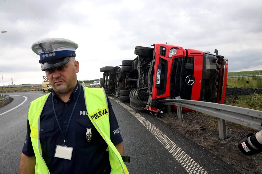 Wypadek na zjeździe z autostrady A4, tir z koksem na zakręcie wpadł do  rowu