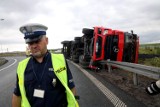 Wypadek na zjeździe z autostrady A4 na S3 w stronę Lubina, tir z koksem na zakręcie wpadł do rowu