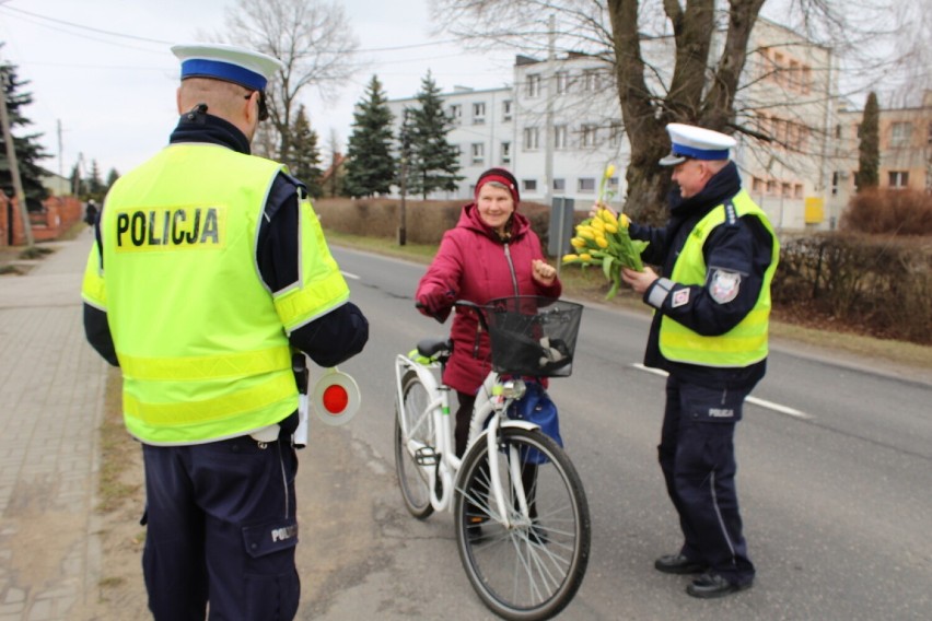 Dzień Kobiet 2023 w policjantami drogówki w Łasku 