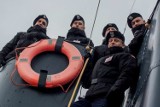 Marynarze ORP Błyskawica uratowali tonącego. Zabrzmiał alarm „człowiek za burtą" [ZDJĘCIA]