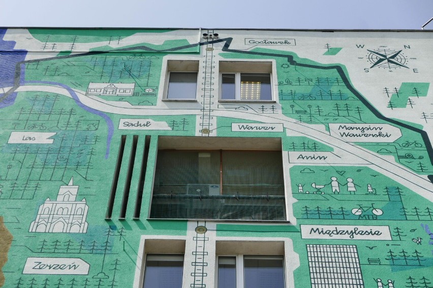 70-lecie przyłączenia Wawra do Warszawy. Z tej okazji budynek urzędu dzielnicy ozdobił mural i neon