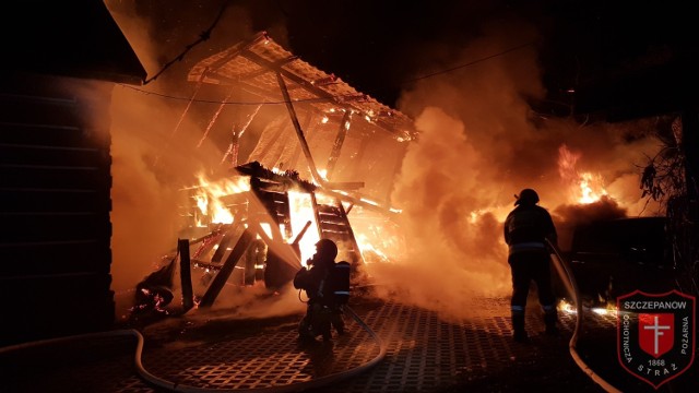 Ogień strawił cały budynek gospodarczy i znajdujące się w nim pojazdy. Uszkodzony jest również dom
