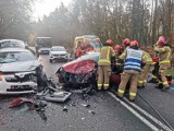 Borkowo. Zderzenie czterech samochodów na DW211 - dwie osoby trafiły do szpitala
