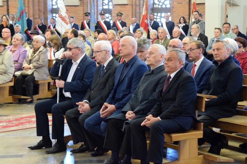 Uroczysta msza święta w kościele świętego Józefa Robotnika w Kielcach. Modlili się przedstawiciele "Solidarności" i władz. Zobacz zdjęcia