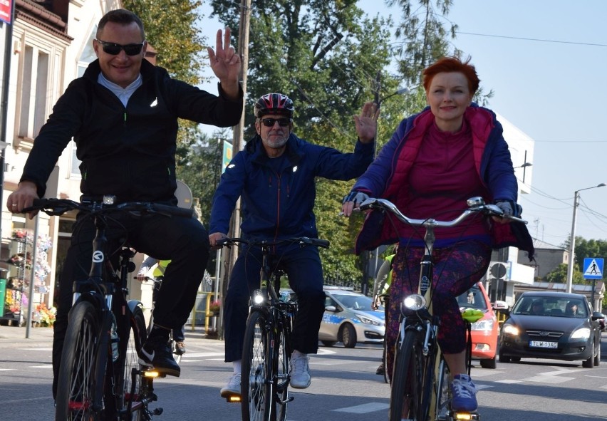 Na rowerach jadą: (od lewej) burmistrz Włoszczowy Grzegorz...