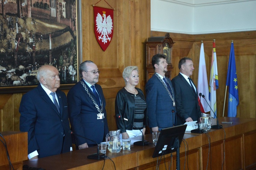 Pożegnalna sesja Rady Miasta Malborka [ZDJĘCIA]. Radni dostali podziękowania za cztery lata pracy