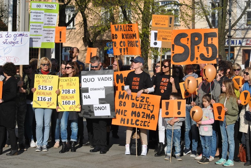 Wiec poparcia dla strajkujących nauczycieli w Wolsztynie