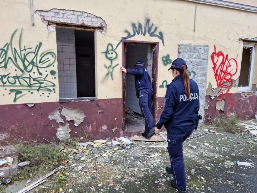 Policjanci z Leszna kontrolują pustostany na terenie miasta