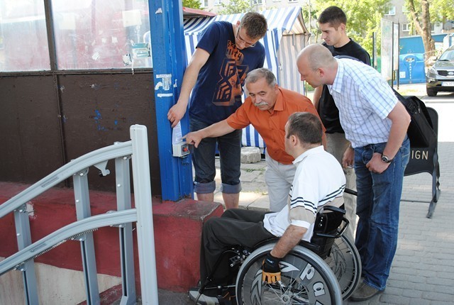 Niepełnosprawni testowali platformę w tunelu