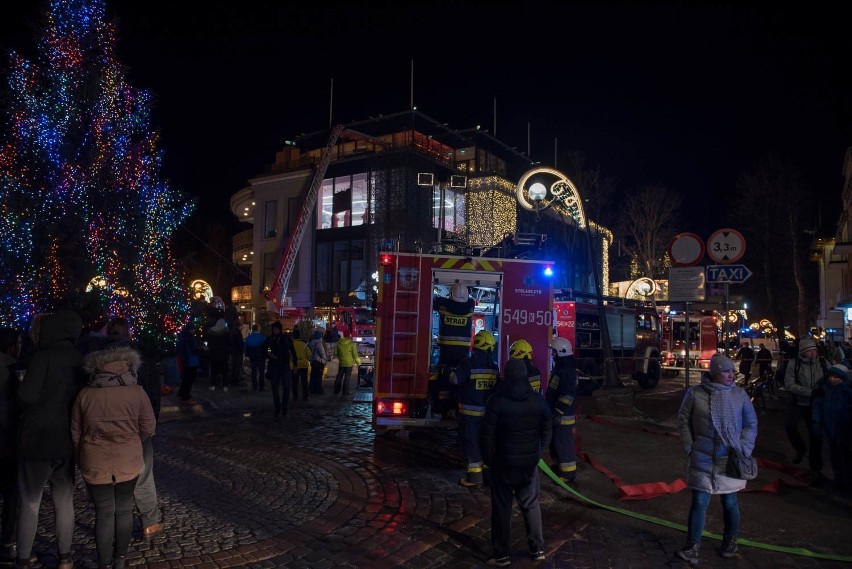 Zakopane. Nocny pożar w galerii handlowej na Krupówkach