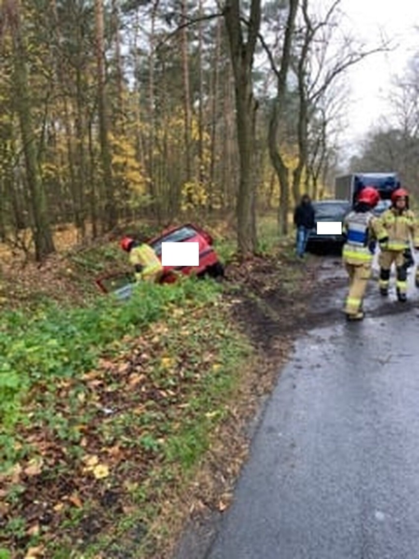 ]O 7.55 na ulicy Stawiszyńskiej w Brzeziu kierująca citroenem nie dostosowała prędkości do warunków panujących na drodze i zjechała do rowu, a następnie uderzyła w drzewo