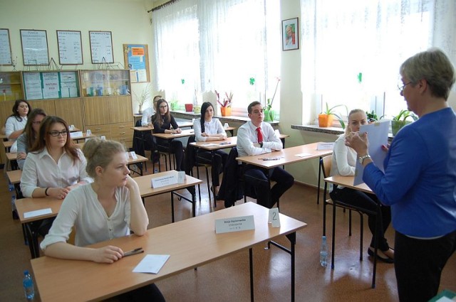 Trwa gorący czas dla maturzystów, ważą się ich dalsze losy. Na tych, którzy uczyli się pilnie czekają studia lub miejsca pracy.