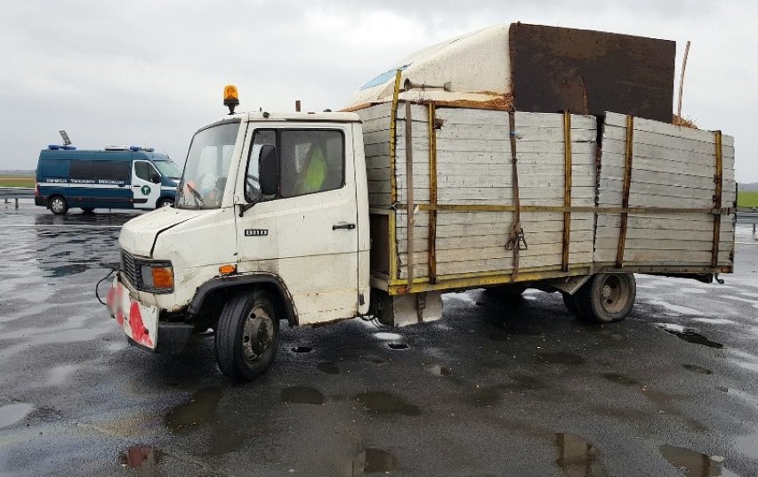 Przeładowana ciężarówka w fatalnym stanie technicznym zatrzymana na terenie powiatu grodziskiego! [FOTO]