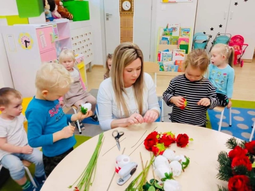 Dzieci z Dwujęzycznego Przedszkola Happy Kids w Opatowie przygotowały wiązanki na Święto Niepodległości. Zobacz zdjęcia