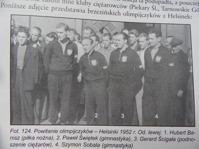 Zdjęcie z książki Władysława Kotuchy "Brzeziny Śląskie. Rys historyczny" podpisane: "Powitanie olimpijczyków - Helsinki 1952 r.". Od lewej: Hubert Banisz (piłka nożna), Paweł Świętek (gimnastyka), Edward Ścigała (podnoszenie ciężarów) i Szymon Sobala (gimnastyka)