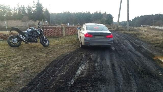 Do zdarzenia doszło w niedzielę, 11 marca, w Gorzowie. Motocyklista nie zatrzymał się do kontroli. 

Patrol gorzowskiej drogówki zauważył motocyklistę na ul. Strażackiej. Maszyna miała niemieckie numery rejestracyjne. Motocyklista jechał z prędkością ponad 100 km/h w miejscu gdzie obowiązuje ograniczenie do 50 km/h. Załoga policyjnego bmw dała motocykliście sygnały do zatrzymania się. Ten jednak zaczął uciekać. Na ul. Świetlanej rozwinął prędkość do 185 km/h.

Policjanci ruszyli w pościg. Motocyklistę zatrzymali w Brzozowcu na ul. Przejazdowej. Okazało się, że kierowca to 22-letni mieszkaniec Gorzowa. - Motocykl, którym jechał, został skradziony na terenie Niemiec - mówi nadkom. Marcin Maludy, rzecznik lubuskiej policji. 

Mężczyzna nie miał prawa jazdy na motocykl. To jednak tylko początek jego poważnych kłopotów. Teraz grozi mu kara nawet 5 lat więzienia za ucieczkę przed policją. 22-latek stracił również prawo jazdy kat B.

