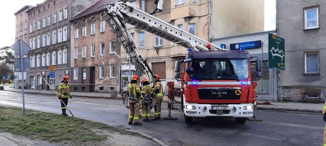 Przy ul. Żaganny z dachu zwiało dachówki. Strażacy zablokowali część ulicy, żeby zabezpieczyć dach. Na Moczyniu wiatr zniszczył przystanek