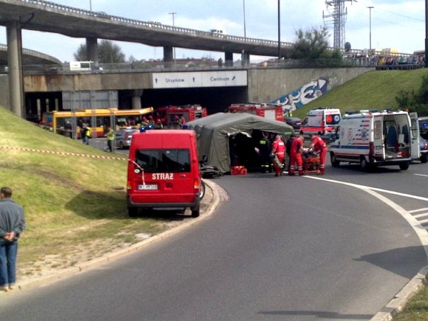 Autobus zjechał ze skarpy i uderzył w barierkę. 36 osób...