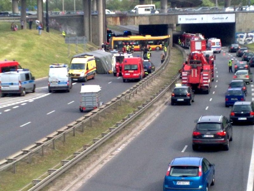 Autobus zjechał ze skarpy i uderzył w barierkę. 36 osób...