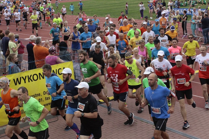 Półmaraton Ziemi Puckiej 2016. Biegowe święto nad zatoką wygrał Tomasz Grycko | ZDJĘCIA, WIDEO