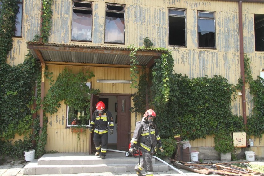 Ogień w budynku drukarni w Kielcach. Strażacy w akcji