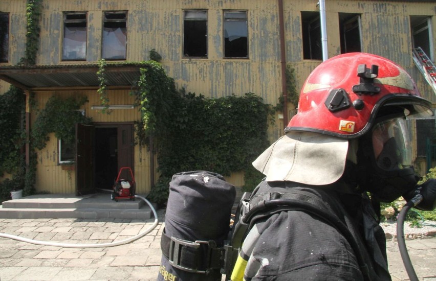 Ogień w budynku drukarni w Kielcach. Strażacy w akcji