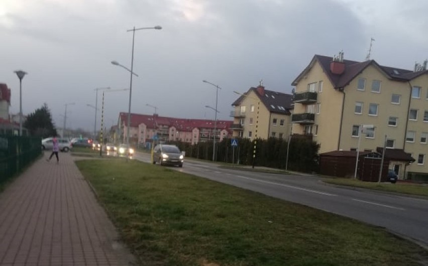 Kasprowicza w Pruszczu - mieszkańcy się niepokoją, że kierowcy za szybko jeżdżą 