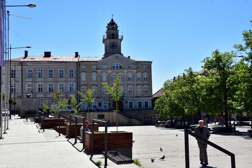 Gorlicki ratusz to teraz sypiące się tynki, zardzewiałe...