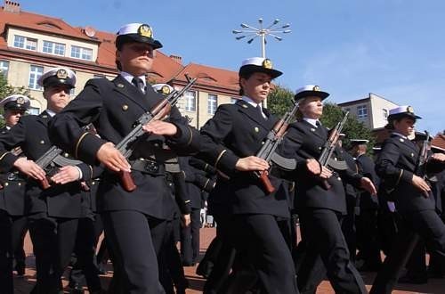 Kobiety chcą służyć w wojsku, nie tylko w NSR. Na zdjęciu widać przysięgę podchorążych 1 roku Akademii Marynarki Wojennej w Gdyni