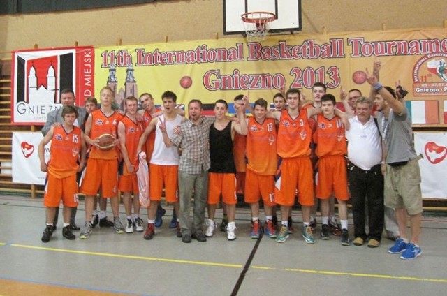 Radość koszykarzy Niwy Oświęcim po wygraniu międzynarodowego turnieju w Gnieźnie.