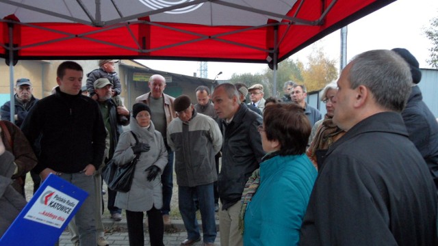 Mieszkańcy spotkali się pobliżu magazynu materiałów budowlanych GS Podlesie