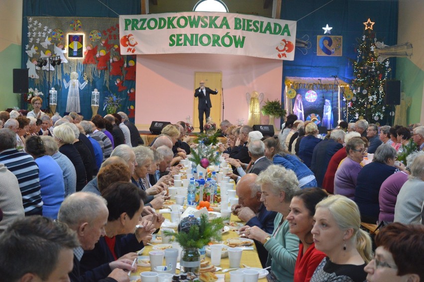 Doroczna Biesiada Seniorów w Przodkowie - odznaki, róże i zabawa przy muzyce - ZDJĘCIA, WIDEO