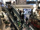 Zimna i wietrzna sobota sprawiła, że w ostatni dzień przed Wigilią krakowskie galerie handlowe wypełniły się klientami