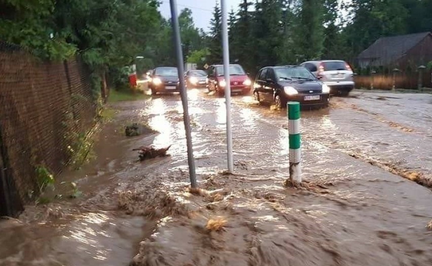 Silny deszcz z burzami w woj. śląskim. W porywach do 110 km/h, możliwy... szkwał i trąby powietrzne! [12.08.2019]