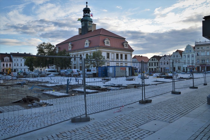 Rewitalizacja rynku w Rawiczu. Wykonawca układa kostkę, powstaje fontanna, wkrótce posadzą drzewa. Co z przejazdem przez rynek? [ZDJĘCIA]