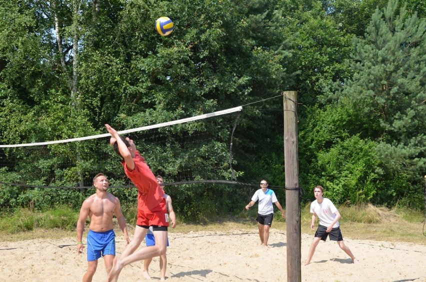 Turniej w Rębieskich: grali w piłkę nożną i siatkówkę plażową