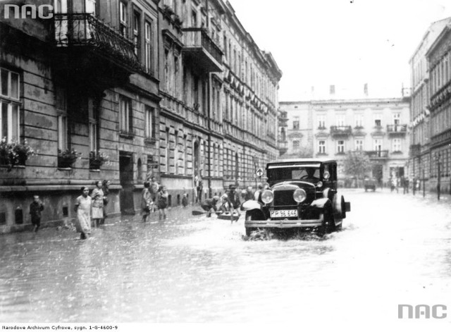 Data wydarzenia: 1931-08

Fragment zalanej ul. Bogusławskiego. Na jezdni widoczny samochód osobowy i za nim kajak.