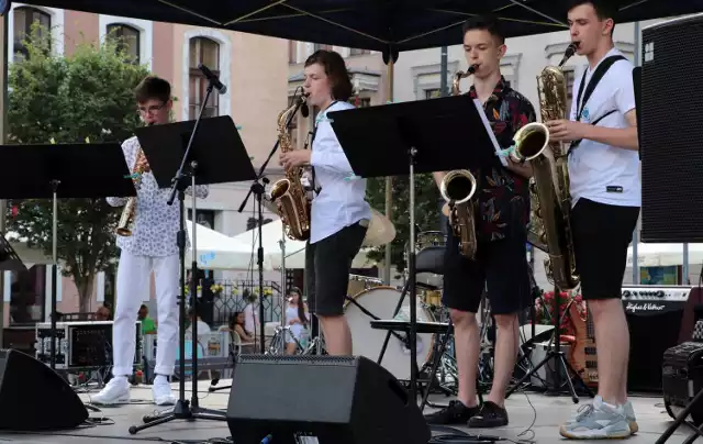 Występ uczniów Państwowej Szkoły Muzycznej I i II Stopnia, na Rynku w Grudziądzu rozpoczął festiwal "Lato na Starym Mieście".   Zobaczcie zdjęcia>>>>>