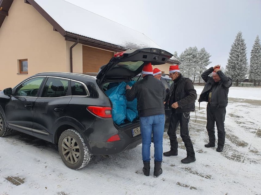 Mikołaj i jego pomocnicy w Muszynie. Odwiedzili dzieci i seniorów [ZDJĘCIA]