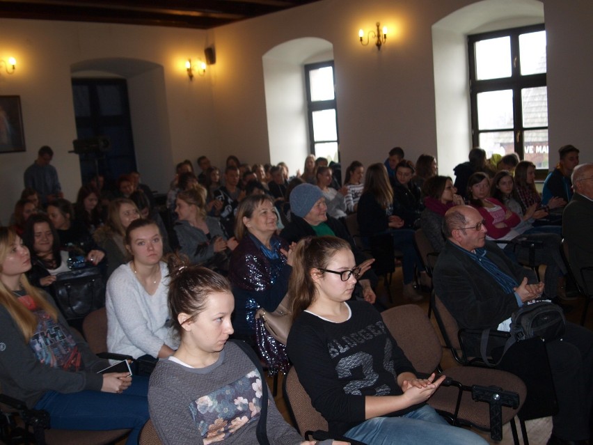 Uczniowie ZSTiO w Jarosławiu pamiętają o ofiarach Holokaustu [FOTO]