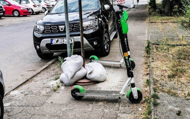 Od nowego roku w Bydgoszczy rosną stawki za odholowanie źle zaparkowanych pojazdów - w tym także hulajnóg elektrycznych. Po czwartkowym (24.11)spotkaniu strażników drogowców i operatora nie ustalono konkretów, jak rozwiązać problem jednośladów porzucanych byle gdzie.