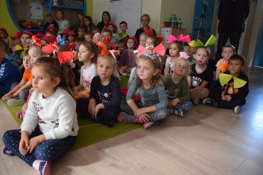Dzieci z Przedszkola Miś w Szczecinku uczą się języka angielskiego z… robotem [zdjęcia]