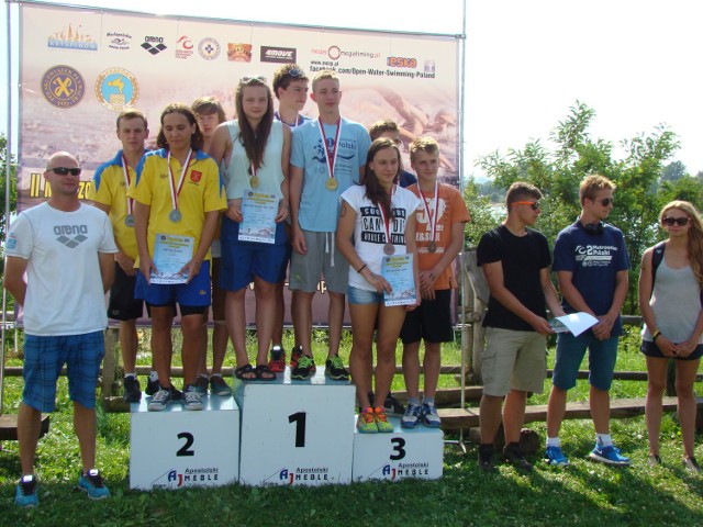 Konrad Zapalski został mistrzem Polski juniorów 15-16 lat w pływaniu na dystansie 5000 m. Zawody rozegrano w Kryspinowie koło Krakowa. W imprezie wystartowało siedmioro reprezentantów kraśnickiego klubu.