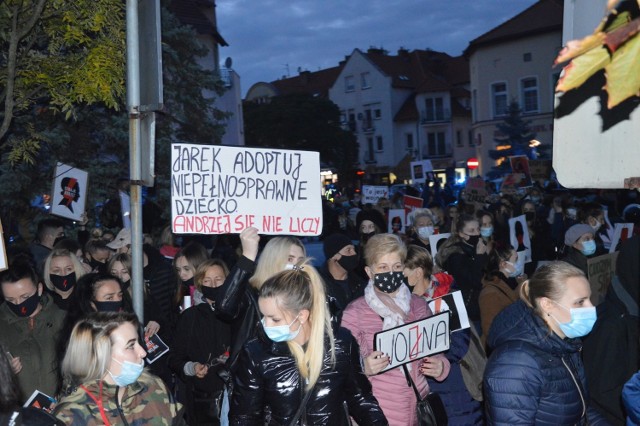 Start protestu w Sulechowie zaplanowano na godz. 17.00, ale tłum mieszkańców zaczął gromadzić się na placu przy ratuszu już wcześniej.