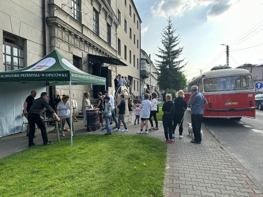 Noc Muzeów w Opatówku. Nie tylko zwiedzanie, ale też wycieczki zabytkowym autobusem. ZDJĘCIA